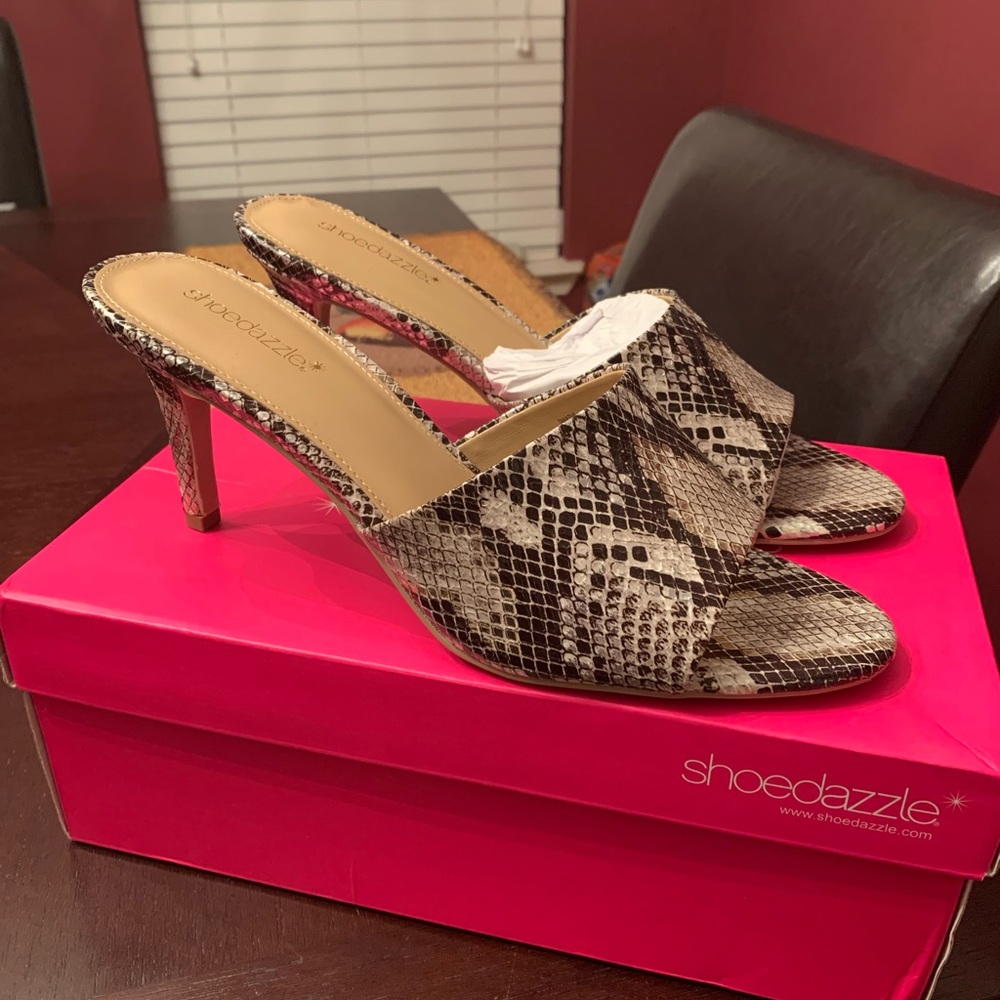 Slip on snakeskin print heels.